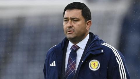 Pedro Martinez Losa has signed a new deal with the Scottish FA