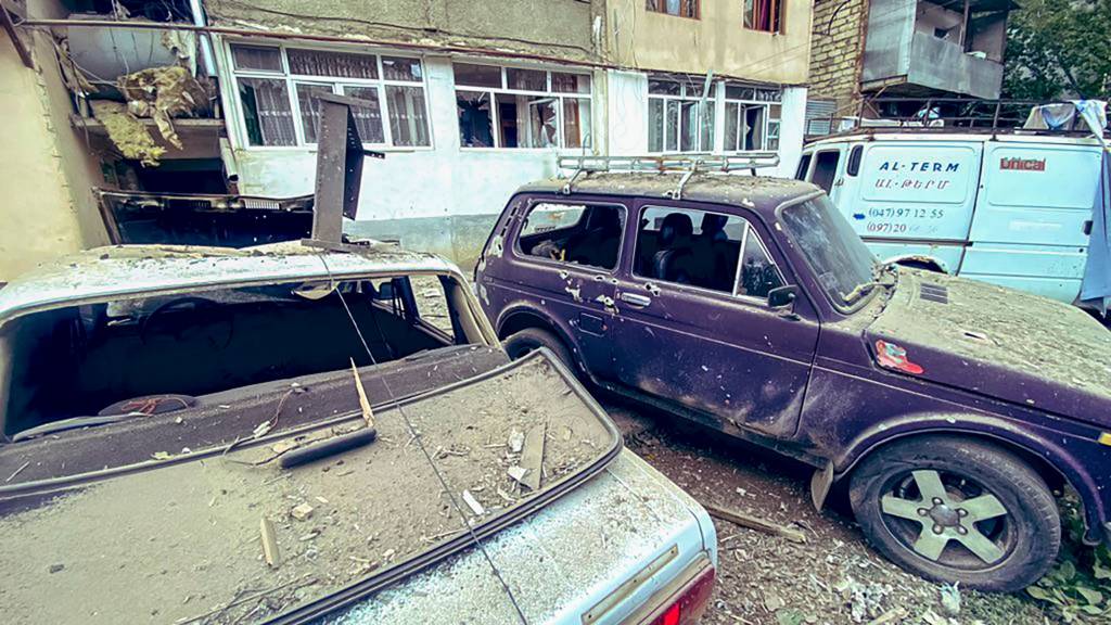 Автомобили во дворе после артобстрела - Ханкенди (Степанакерт)