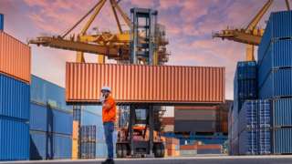 Transportation of cargo with containers