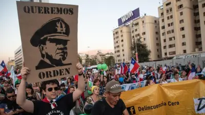 Un seguidor de Pinochet se manifiesta reclamando "orden" en el país.