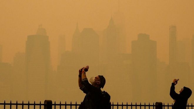دخان ضبابي ناجم عن حرائق الغابات التي تجتاح كندا مدينة في نيويورك