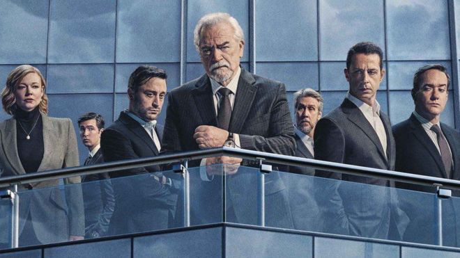 Poster da série Succession, da HBO, mostra os personagens principais em uma sacada de vidro