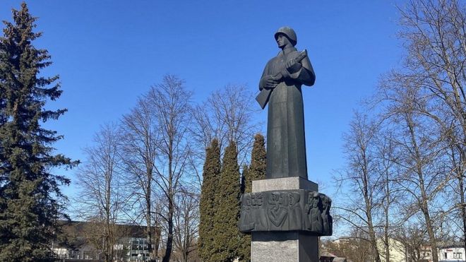 Памятник советскому воину в Латвии