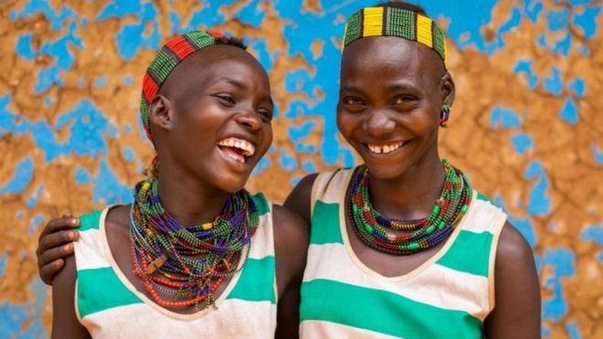 Jeunes femmes de la tribu Hamer souriant, vallée de l'Omo, Dimeka, Éthiopie.