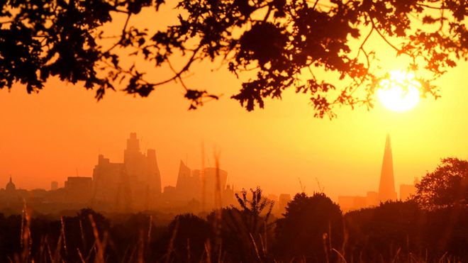 Foto del sol sobre Londres durante una ola de calor en 2022.