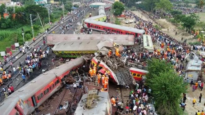 Vụ tai nạn chết người này là thảm họa đường sắt tồi tệ nhất của Ấn Độ trong thế kỷ này.
