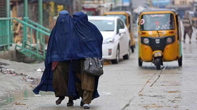 Mujeres caminan en Afganistán vestidas con burqas.