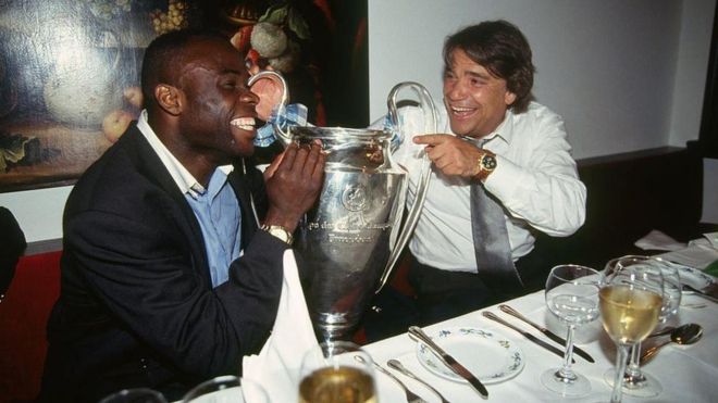 باسیله بولی، مدافع و زننده گل قهرمانی مارسی در فینال لیگ قهرمانان ۱۹۹۳، همراه با برنارد تاپی، مالک باشگاه
