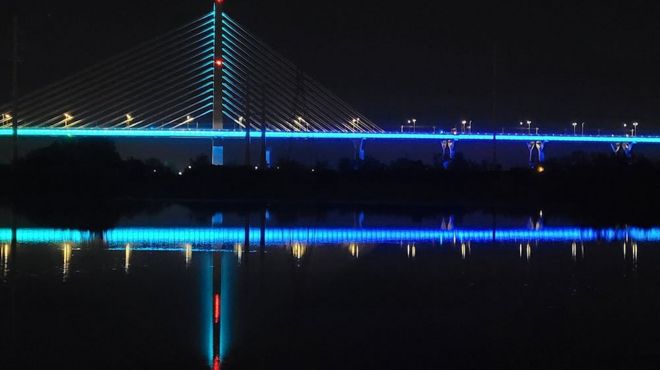 جسر صموئيل دي شامبلين ليلاً، مونتريال، كندا