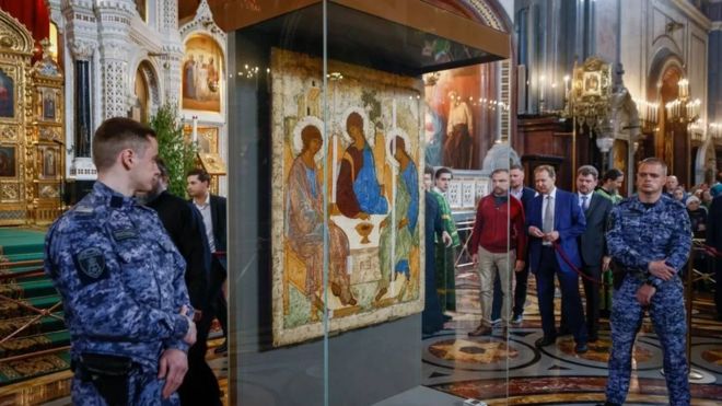 Militares protegem obra Santíssima Trindade, em exibição em catedral ortodoxa em Moscou