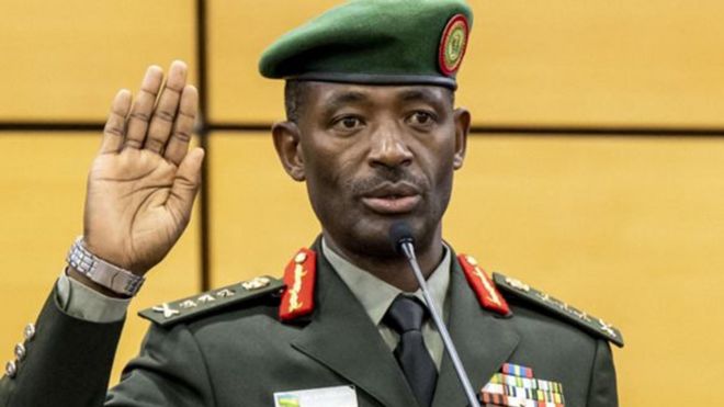 Luteni Jenerali Mubarakh Muganga, Mnadhimu Mkuu mpya wa Jeshi la Rwanda aliapishwa Jumatano.