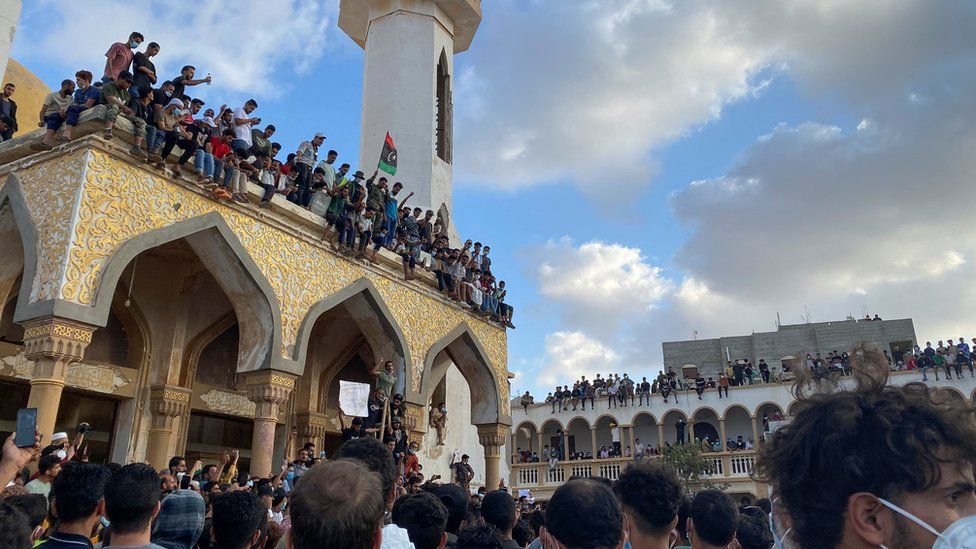 Hundreds of residents in Derna on Monday protested against local authorities, more than a week after heavy floods killed nearly 4’000 people in the city.