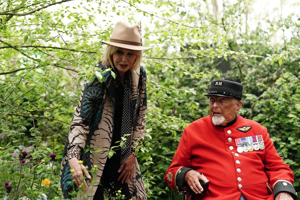 Dame Joanna Lumley with a Chelsea Pensioner, during the RHS Chelsea Flower Show press day, at the Royal Hospital Chelsea, London.