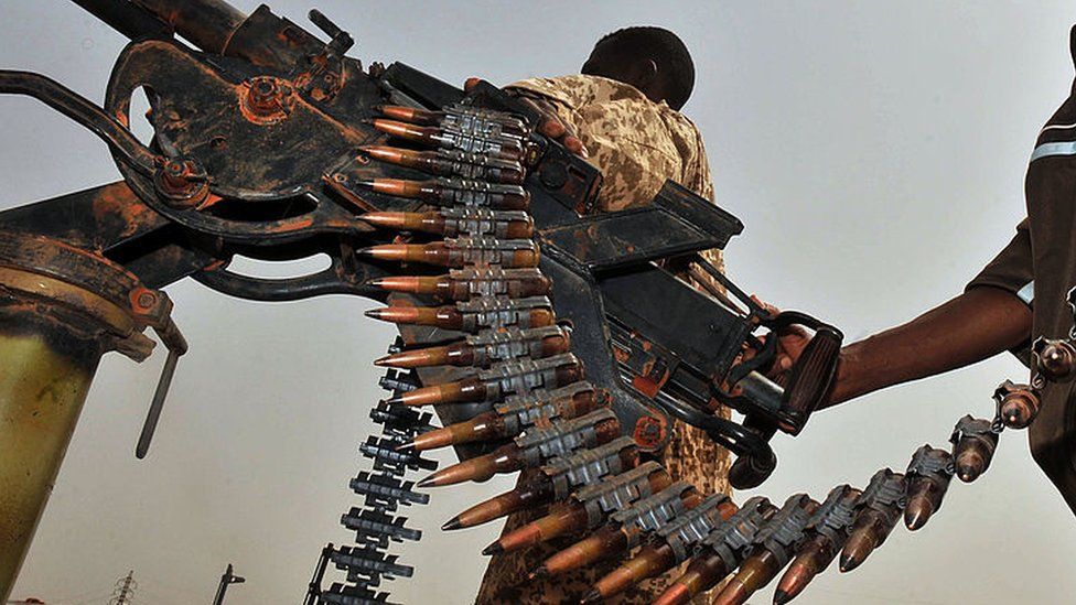 A Sudanese soldier poses with a machine gun in the oil town of Heglig bordering with South Sudan on April 24, 2012